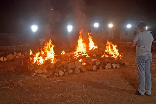 Ấn Độ giữa “sóng thần” Covid-19: Lò thiêu nóng chảy vì hoạt động liên tục ảnh 1