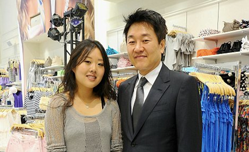 Hai vợ chồng Jin Sook và Do Won Chang. Ảnh: Red Kimono
