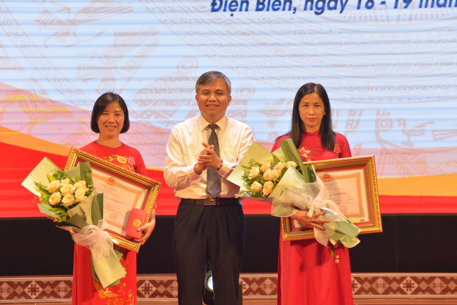 Ông Lò Văn Tiến, Phó Chủ tịch UBND tỉnh Điện Biên thừa ủy quyền của Chủ tịch nước trao thưởng Huân chương Lao động hạng Ba cho 2 cá nhân. Ông Lò Văn Tiến, Phó Chủ tịch UBND tỉnh Điện Biên thừa ủy quyền của Chủ tịch nước trao thưởng Huân chương Lao động hạng Ba cho 2 cá nhân.