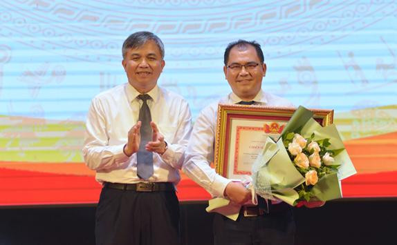 Ông Lò Văn Tiến, Phó Chủ tịch UBND tỉnh Điện Biên thừa ủy quyền của Thủ tướng Chính phủ trao tặng danh hiệu Chiến sĩ thi đua toàn quốc cho 1 cá nhân. Ông Lò Văn Tiến, Phó Chủ tịch UBND tỉnh Điện Biên thừa ủy quyền của Thủ tướng Chính phủ trao tặng danh hiệu Chiến sĩ thi đua toàn quốc cho 1 cá nhân.