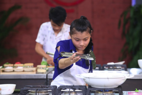Vua đầu bếp nhí tập 1: “Thi xong con thấy thật thanh thản” - Ảnh 8 Vua dau bep nhi tap 1: “Thi xong con thay that thanh than” - Anh 8