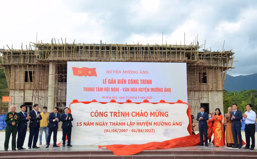Các đại biểu gắn biển công trình chào mừng 15 năm ngày thành lập huyện Mường Ảng tại Trung tâm Hội nghị - Văn hóa huyện.