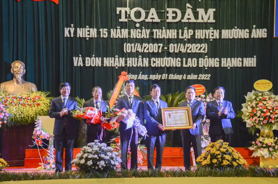 Thừa ủy quyền, các đồng chí lãnh đạo tỉnh Điện Biên trao tặng Huân chương Lao động hạng Nhì cho Huyện ủy, HĐND, UBND, Ủy ban Mặt trận Tổ quốc huyện Mường Ảng.