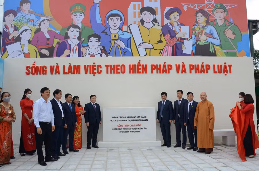 Gắn biển công trình chào mừng 15 năm ngày thành lập huyện cho Dự án Cải tạo, nâng cấp vỉa hè và hạ tầng kỹ thuật đường nội thị (quốc lộ 279) đọan qua thị trấn Mường Ảng.