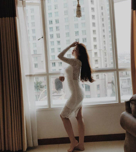 Hồ Ngọc Hà khoe kính độc, Angela Phương Trinh xinh đẹp với tóc xoăn bồng bềnh - Ảnh 9 Ho Ngoc Ha khoe kinh doc, Angela Phuong Trinh xinh dep voi toc xoan bong benh - Anh 9