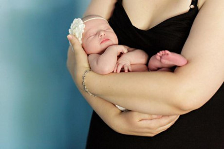Cách bế trẻ sơ sinh chuẩn nhất dành cho những người lần đầu làm mẹ - Ảnh 1 Cach be tre so sinh chuan nhat danh cho nhung nguoi lan dau lam me - Anh 1