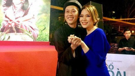Mỹ Tâm say sưa nghe Hoài Linh hát My Tam say sua nghe Hoai Linh hat