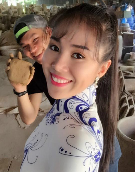 Hồ Ngọc Hà khoe kính độc, Angela Phương Trinh xinh đẹp với tóc xoăn bồng bềnh - Ảnh 4 Ho Ngoc Ha khoe kinh doc, Angela Phuong Trinh xinh dep voi toc xoan bong benh - Anh 4