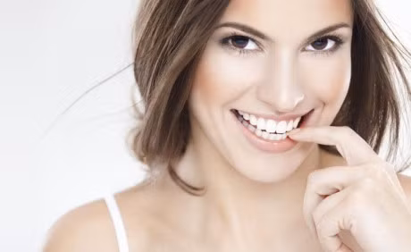 Ngam nuoc nay trong 1 phut, rang o vang bao nhieu cung tro nen trang bat ngo - Anh 1