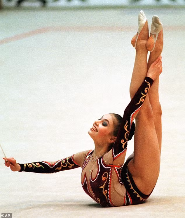 Alina Kabayeva từng là một vận động viên thể dục dụng cụ