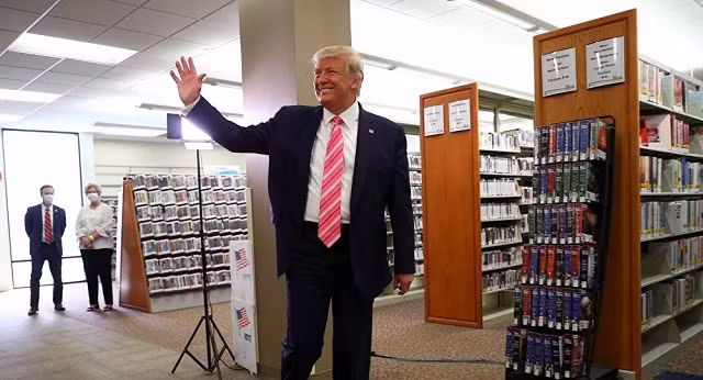 TT Donald Trump đi bỏ phiếu cho chính mình.