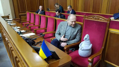 Đằng sau chuyện thú nhồi bông đi họp quốc hội ở Ukraine - Ảnh 1 Dang sau chuyen thu nhoi bong di hop quoc hoi o Ukraine - Anh 1