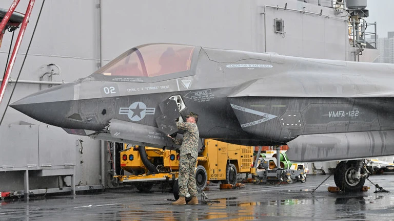 Một quân nhân Mỹ kiểm tra máy bay chiến đấu F-35 tại Busan, Hàn Quốc.