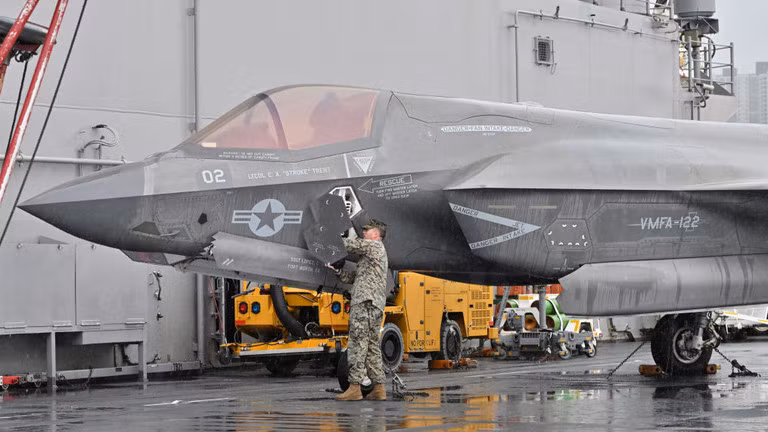 Một quân nhân Mỹ kiểm tra máy bay chiến đấu F-35 tại Busan, Hàn Quốc.