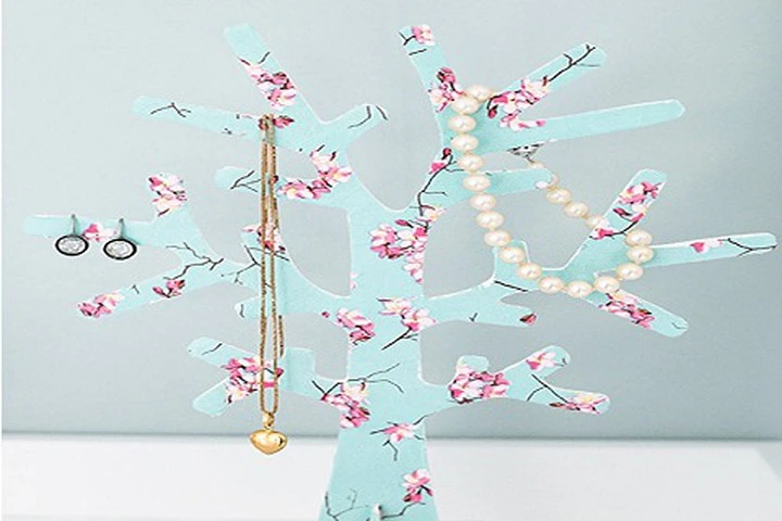 Làm cây treo hoa tai độc đáo từ bìa các-tông