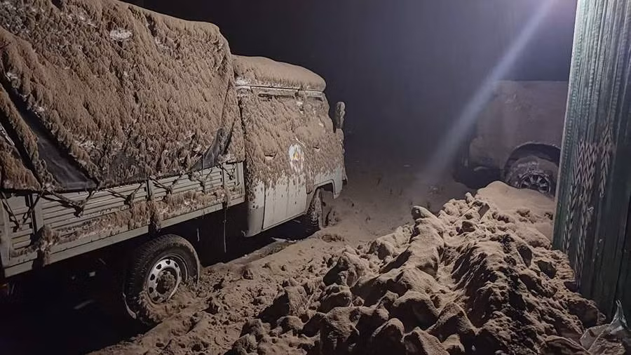 Lớp tro dày bao phủ các phương tiện quanh khu vực. Lớp tro dày bao phủ các phương tiện quanh khu vực.