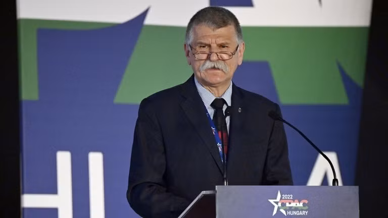 Ông Laszlo Kover có bài phát biểu của Hội nghị Hành động Chính trị Bảo thủ ở Budapest, Hungary ngày 20/5/2022. (Ảnh:AFP / Attila Kisbenedek )