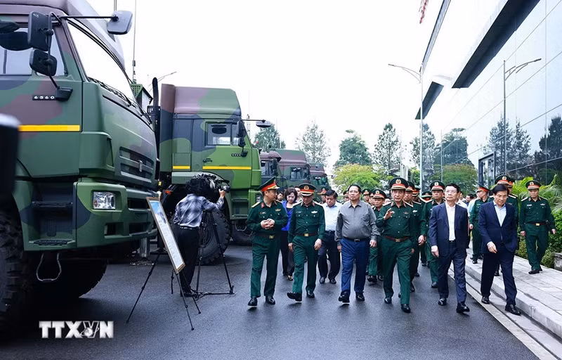 Thủ tướng Phạm Minh Chính tham quan trưng bày sản phẩm công nghệ cao của Tập đoàn Viettel. (Ảnh: Dương Giang/TTXVN)