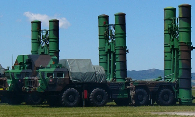 Hệ thống phòng không S-300.