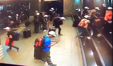 Hình ảnh chụp từ camera cho thấy một nhóm khách du lịch Việt Nam đi xuống đường, một nhóm khác đi vào khách sạn.