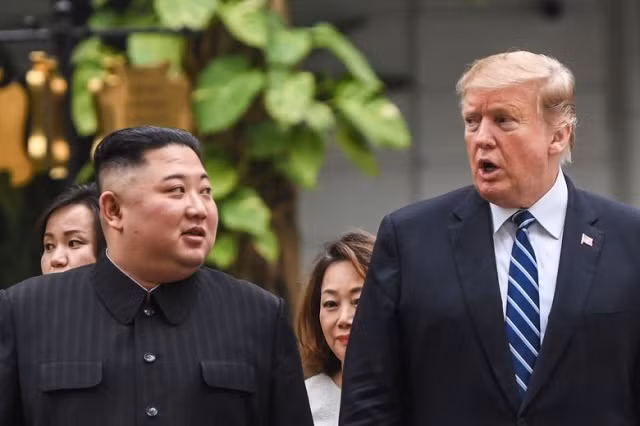  TT Mỹ Donald Trump và Chủ tịch Triều Tiên Kim Jong-un (trái)