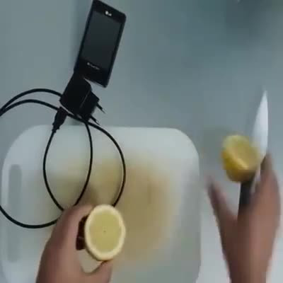 Có thể dùng chanh để sạc điện thoại nhưng chúng ta sẽ cần bao nhiêu quả? ảnh 2 Có thể dùng chanh để sạc điện thoại nhưng chúng ta sẽ cần bao nhiêu quả? ảnh 2