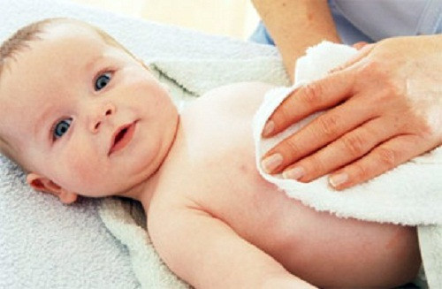 Mẹo hạ sốt cho trẻ tại nhà nhanh, đơn giản các mẹ nên biết
