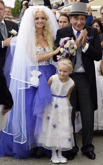 Những đám cưới chênh lệch tuổi tác khiến dân mạng xôn xao - Ảnh 2