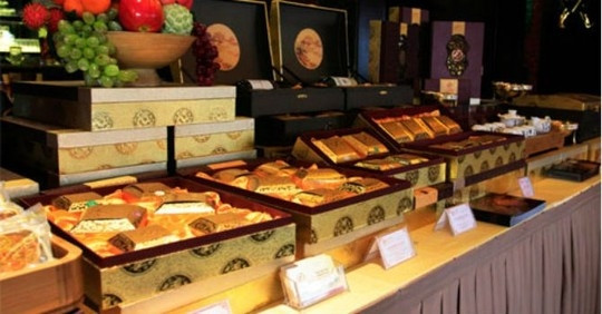 Hầu hết các hộp bánh trung thu có giá 10 triệu bao gồm rượu ngoại có giá trên 5 triệu. trung-thu-phunutoday-vn