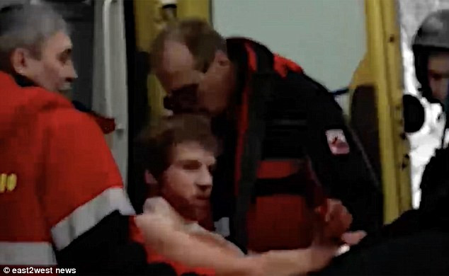 Một nghi phạm tự cắt vào mạch máu của mình