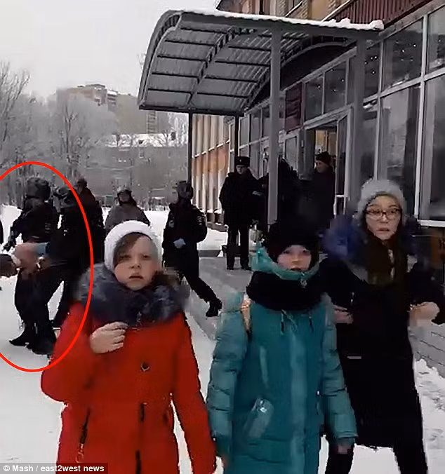 Cảnh sát dẫn nghi phạm khỏi hiện trường