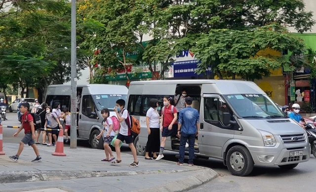 Sau những vụ việc đáng tiếc, nhiều trường đã siết chặt hơn quy trình đưa đón học sinh (Chụp tại trường Tiểu học Gateway, Cầu Giấy, Hà Nội sáng 29/9)