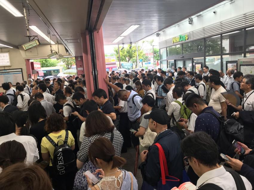 Một số chuyến tàu cao tốc bị hủy do bão. Một số chuyến tàu cao tốc bị hủy do bão.