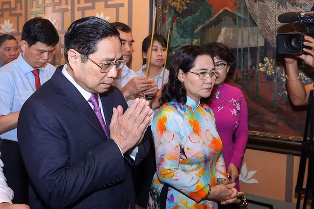 Thủ tướng Phạm Minh Chính và đoàn đại biểu thành kính tỏ lòng biết ơn sâu sắc công lao và đức hy sinh quên mình vì dân, vì nước của Chủ tịch Hồ Chí Minh- Ảnh: VGP/Nhật Bắc