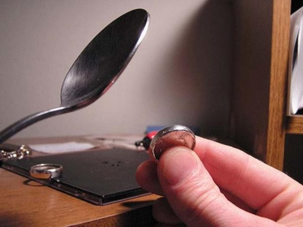 12. Trước đây, các thủy thủ trên tàu viễn dương thường giết thời gian bằng cách lấy thìa đập mạnh vào thành của đồng xu, sau đó khoét bỏ phần giữa để tạo thành những chiếc nhẫn cho người thân của họ. 12 sự thật thú vị ít biết về đồng tiền của Mỹ