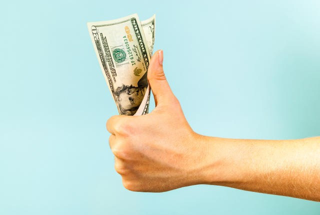 1. Đồng đôla không được làm từ giấy mà là từ vải. Ở thời Ben Franklin, người ta đã sửa hàng tấn tiền mặt bị rách với kim và chỉ. 12 sự thật thú vị ít biết về đồng tiền của Mỹ