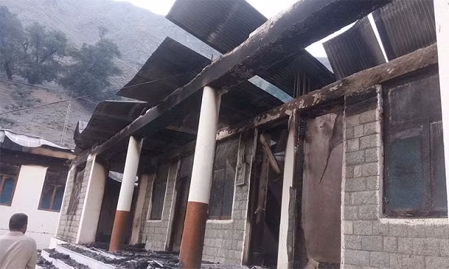 Trường học ở Pakistan bị đốt cháy