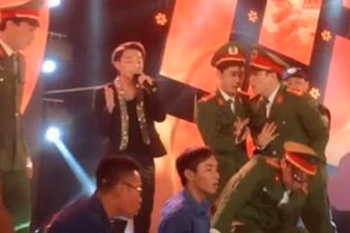 Sơn Tùng M-TP xin lỗi và ngừng hát vì fan chen lấn đến ngất xỉu
