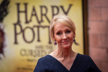 Người ủng hộ ông Trump đòi đốt truyện Harry Potter để phản đối tác giả - Ảnh 1 Nguoi ung ho ong Trump doi dot truyen Harry Potter de phan doi tac gia - Anh 1