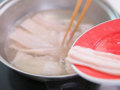 Cách làm món thịt luộc siêu ngon không phải ai cũng biết! - Ảnh 3 Cach lam mon thit luoc sieu ngon khong phai ai cung biet! - Anh 3