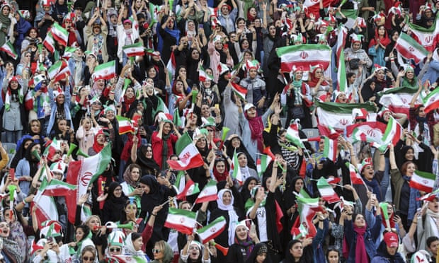 Lượng khán giả nữ Iran xem bóng đá khá đông. Lượng khán giả nữ Iran xem bóng đá khá đông.
