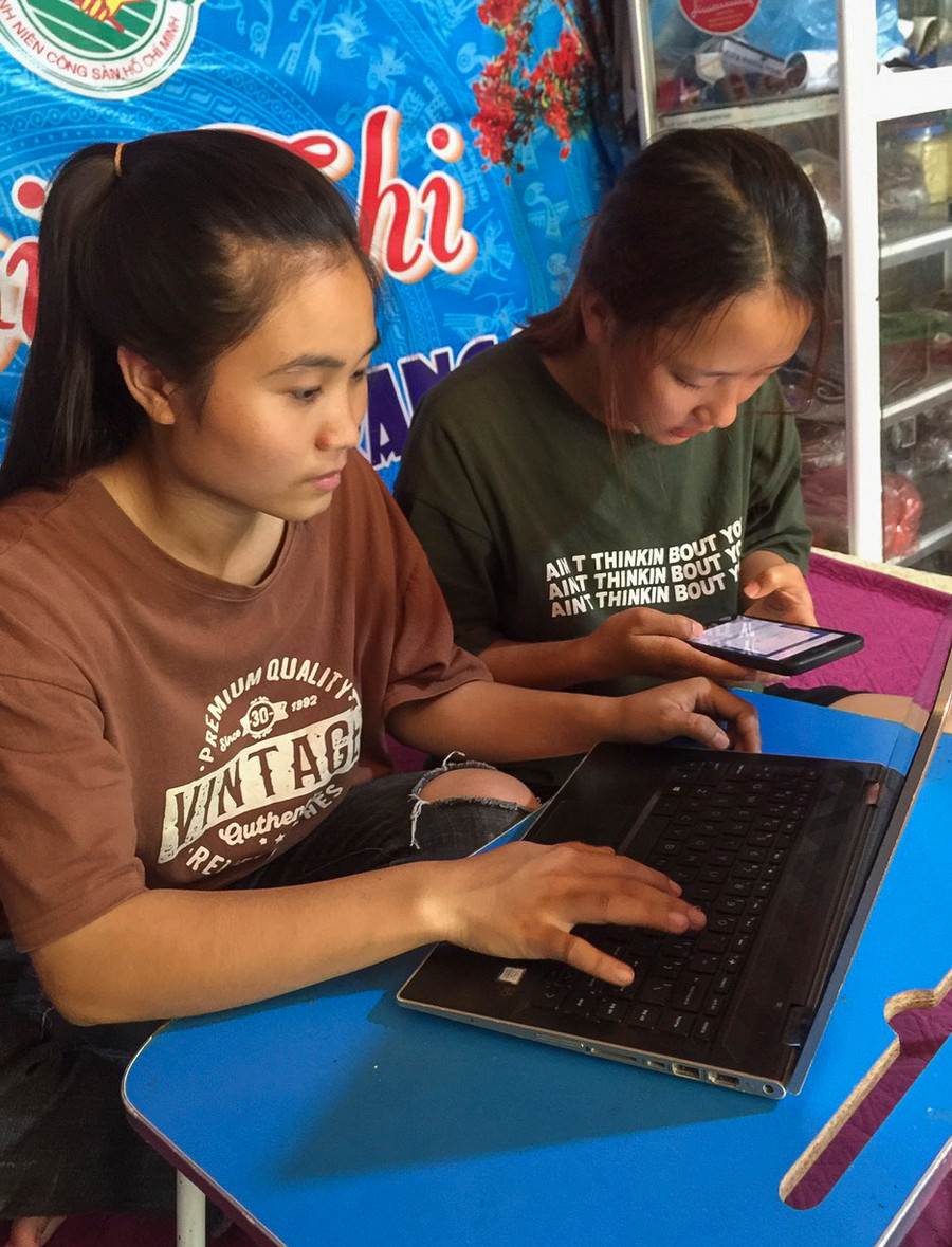 Học sinh Trường PTDTNT Ka Lăng tìm hiểu thông tin về kỳ thi tốt nghiệp THPT năm 2023.