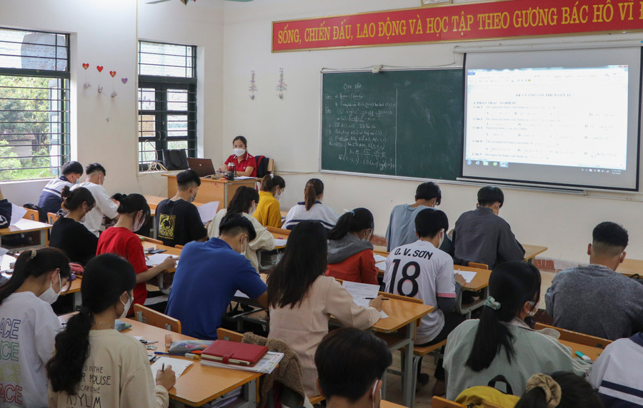 Một giờ ôn tập môn toán lớp 12 của cô và trò Trường PTDTNT tỉnh Điện Biên.