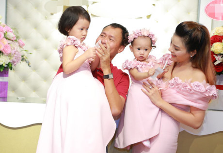 Vợ chồng Vũ Thu Phương lần đầu lộ diện cùng hai công chúa - Ảnh 1 Vo chong Vu Thu Phuong lan dau lo dien cung hai cong chua - Anh 1