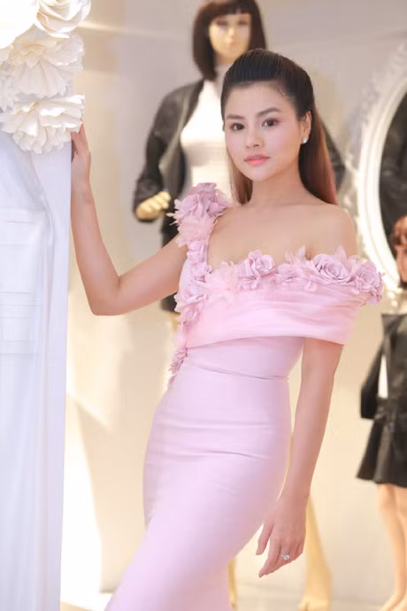 Vo chong Vu Thu Phuong lan dau lo dien cung hai cong chua - Anh 6