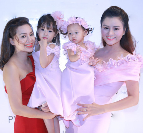 Vợ chồng Vũ Thu Phương lần đầu lộ diện cùng hai công chúa - Ảnh 4 Vo chong Vu Thu Phuong lan dau lo dien cung hai cong chua - Anh 4