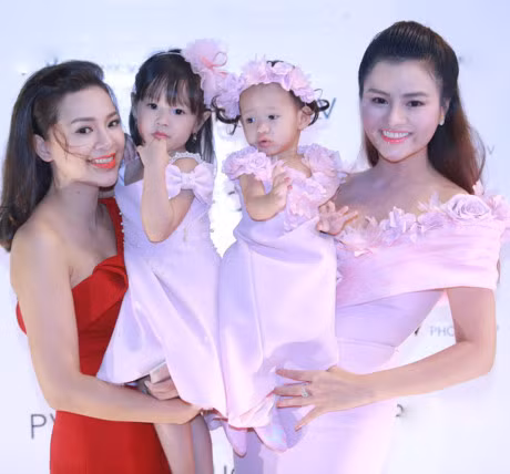 Vo chong Vu Thu Phuong lan dau lo dien cung hai cong chua - Anh 4