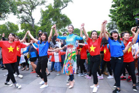 Hoa hậu Mỹ Linh mặc áo dài nhảy flashmob ở Hồ Gươm - Ảnh 3 Hoa hau My Linh mac ao dai nhay flashmob o Ho Guom - Anh 3