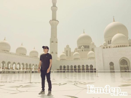 Hồ Quang Hiếu choáng ngợp với món bánh dát vàng ở Dubai - Ảnh 1 Ho Quang Hieu choang ngop voi mon banh dat vang o Dubai - Anh 1