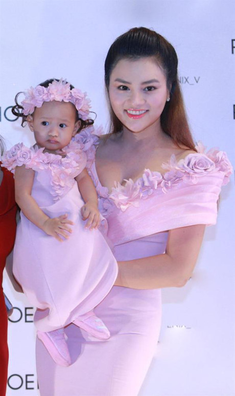 Vợ chồng Vũ Thu Phương lần đầu lộ diện cùng hai công chúa - Ảnh 2 Vo chong Vu Thu Phuong lan dau lo dien cung hai cong chua - Anh 2